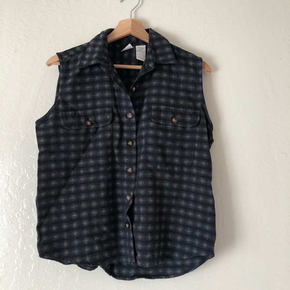 The North Face printed sleeveless Buttondown shirt in black and white Medium